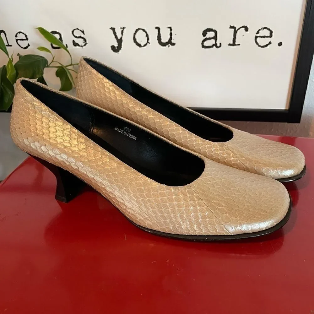Moda Spana Faux Snake Skin Pumps Size 6M EUC